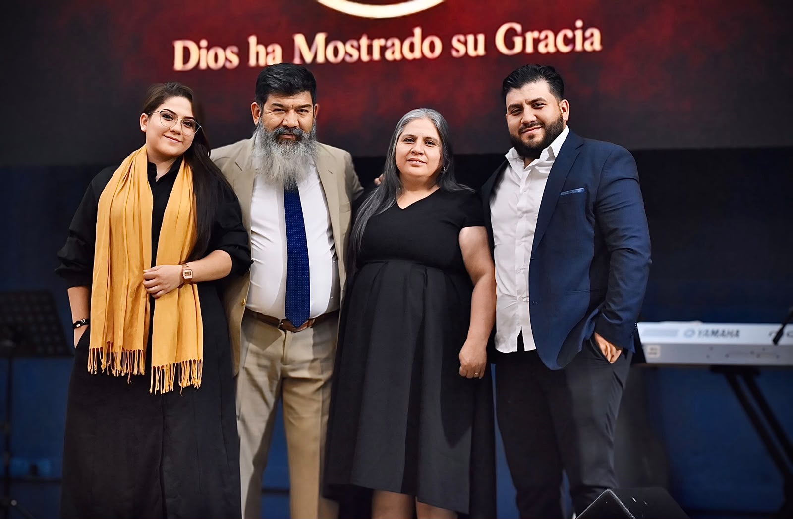Familia pastoral en el altar